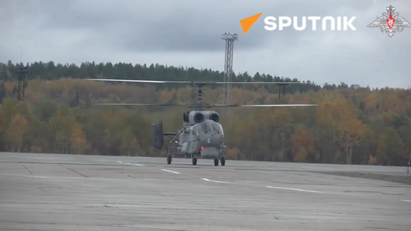Helicopter pilots practice interaction with naval forces in the Barents Sea. - Sputnik International