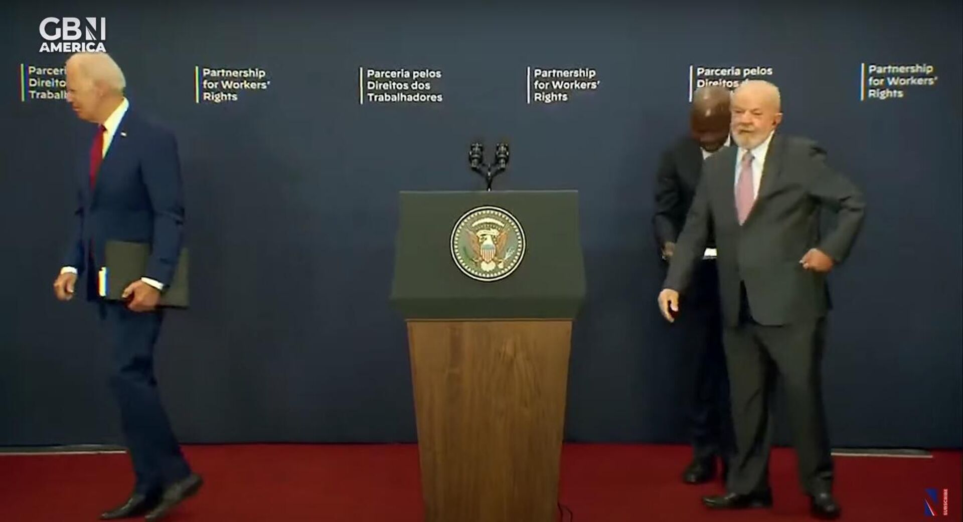 US President Joe Biden ignores shaking hands with Brazilian President Lula da Silva and walks away. - Sputnik International, 1920, 21.09.2023
