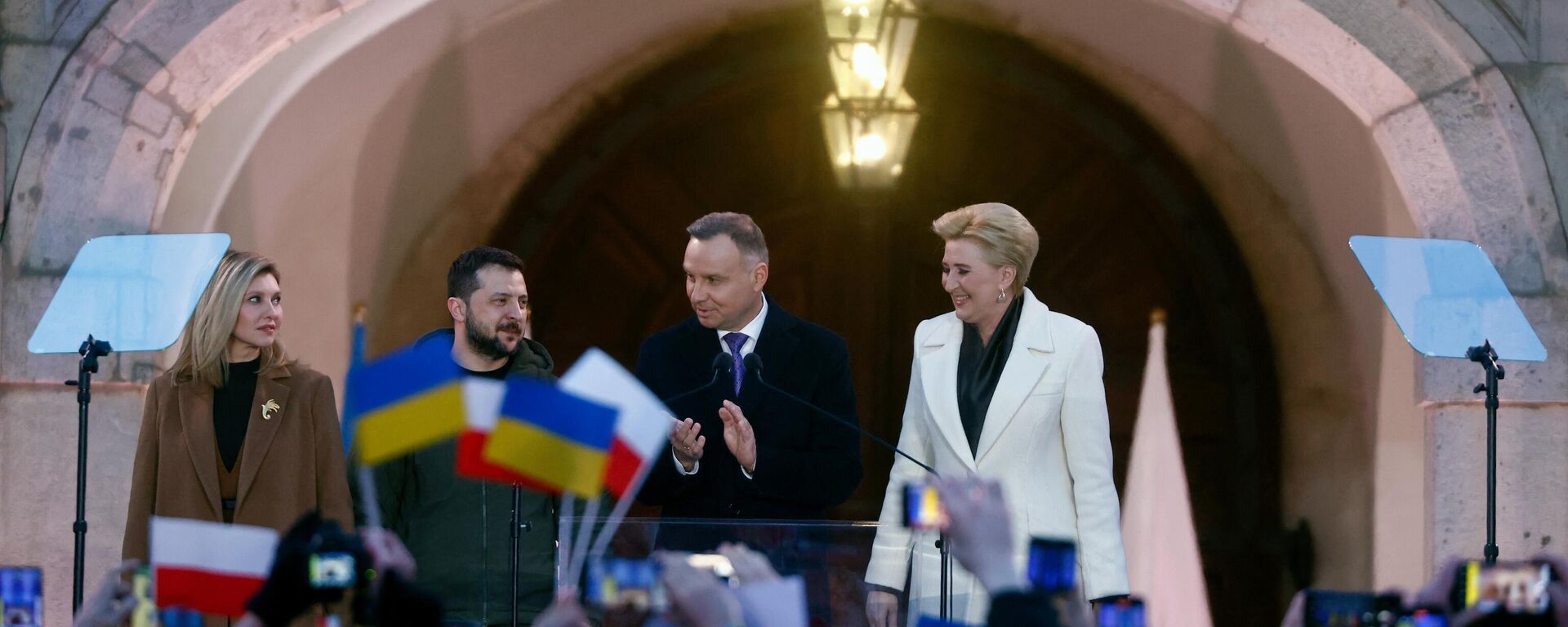 Polish President Andrzej Duda (2nd R) and his wife Agata (R) wave to wellwishers alongside Ukrainian President Volodymyr Zelensky (2nd L) and his wife Olena (L) in the courtyard of the Royal Castle in Warsaw, Poland, on April 5, 2023. - Sputnik International, 1920, 21.09.2023