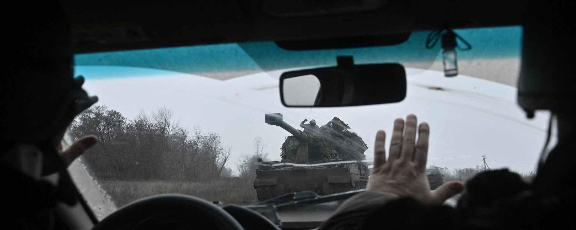 Ukrainian servicemen drive a self-propelled howitzer 'AHS Krab' in eastern Ukraine on December 16, 2022. - Sputnik International, 1920, 22.09.2023