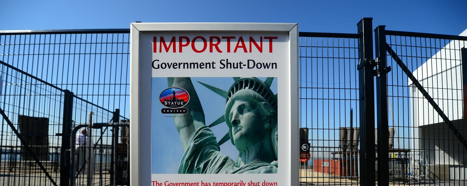 A sign announces that the Statue of Liberty is closed due to an US government shutdown in New York, October 1, 2013 - Sputnik International, 1920, 23.09.2023