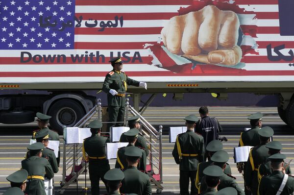 An anti-US banner is carried on a truck. - Sputnik International
