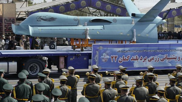 Дрон ВВС Ирана Каман-22 везут на грузовике во время ежегодного военного парада, Тегеран - Sputnik International