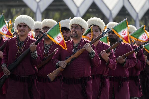 Wearing their traditional garments, Turkmen members of the Basij paramilitary force, affiliated to the Revolutionary Guard, march during an annual military parade.  - Sputnik International