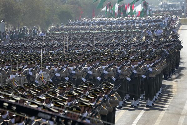 Iran&#x27;s army cadets march during an annual military parade.  - Sputnik International