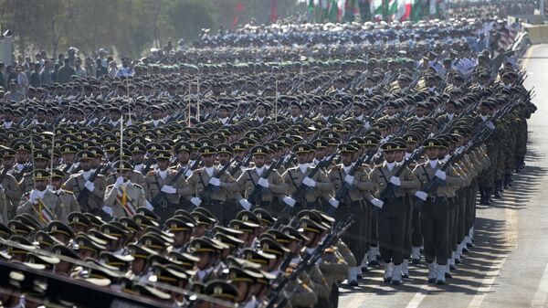 Курсанты иранской армии маршируют во время ежегодного военного парада, Тегеран - Sputnik International