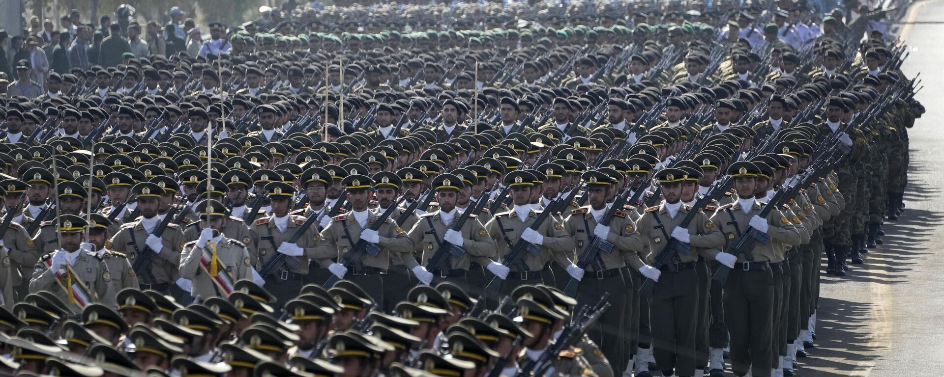 Курсанты иранской армии маршируют во время ежегодного военного парада, Тегеран - Sputnik International, 1920, 19.10.2023