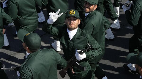 Член Революционной гвардии  во время ежегодного военного парада, Тегеран - Sputnik International