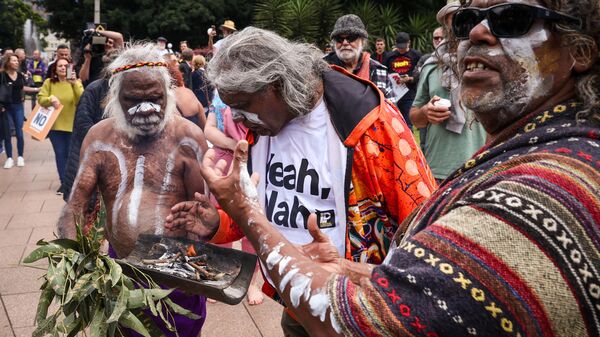 Indigenous elders perform a welcoming ceremony at a rally in Sydney on September 23, 2023 to show their opposition to landmark Indigenous reform ahead of an October 14 referendum - Sputnik International