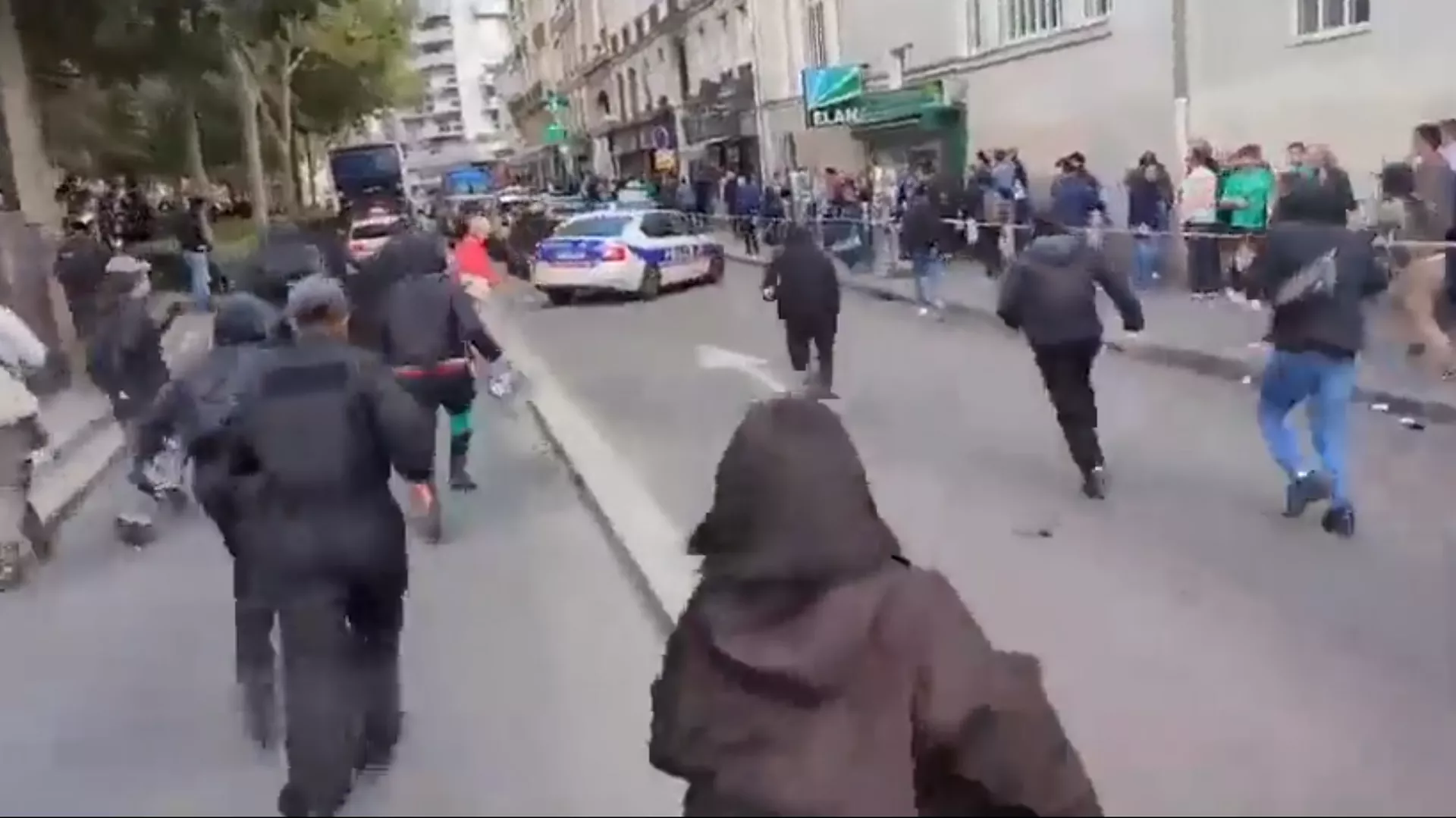 Protesters Chase a Fleeing Police Car in Paris, France on September 23, 2023 - Sputnik International, 1920, 24.09.2023