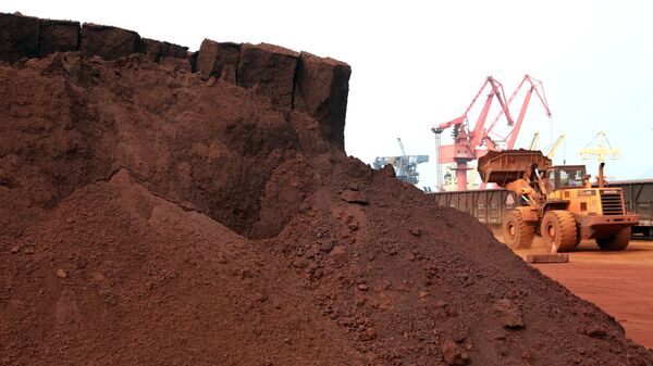 
In a picture taken on September 5, 2010 a man driving a front loader shifts soil containing rare earth minerals to be loaded at a port in Lianyungang, east China's Jiangsu province, for export to Japan.  - Sputnik International