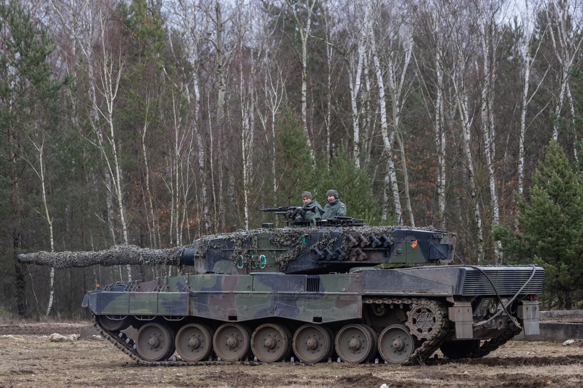 Polish and Ukrainian soldiers are seen on a Leopard 2 tank during a training at the Swietoszow military base in western Poland on February 13, 2023 - Sputnik International, 1920, 24.09.2023