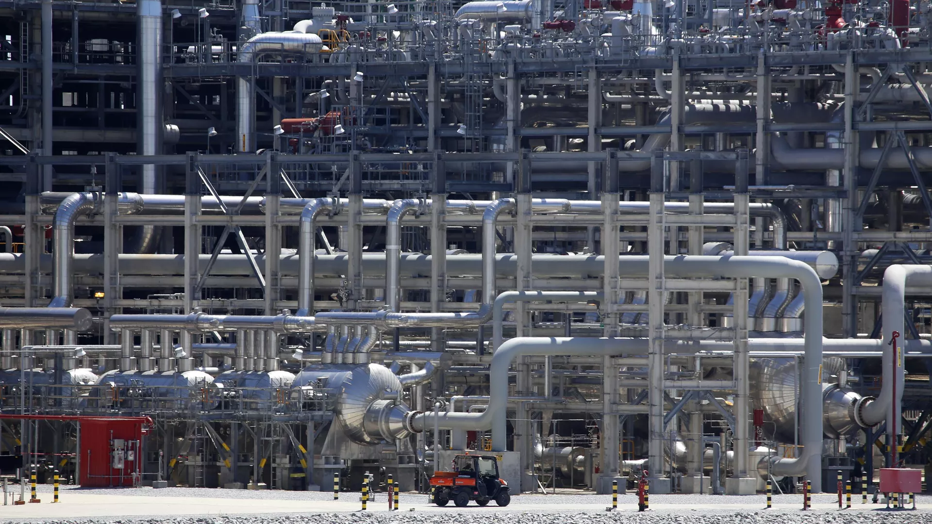 A small vehicle drives past a network of piping that makes up pieces of a train at Cameron LNG export facility in Hackberry, La., March 31, 2022.  - Sputnik International, 1920, 13.10.2024