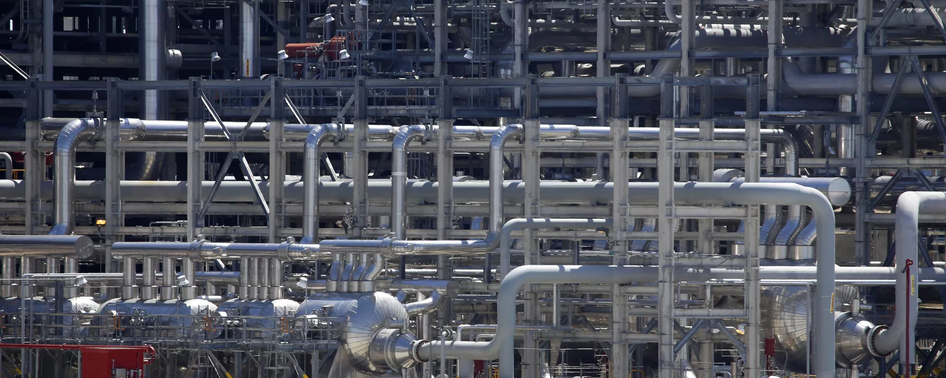 A small vehicle drives past a network of piping that makes up pieces of a train at Cameron LNG export facility in Hackberry, La., March 31, 2022.  - Sputnik International, 1920, 28.01.2024