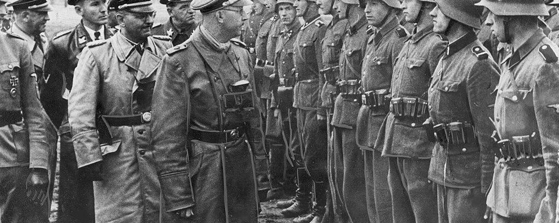 Reichsführer Heinrich Himmler (in the foreground) in the company of German officers in front of the unit of the 14th Grenadier Division of the Waffen SS Galizien. Otto von Wachter is visible among the officers. - Sputnik International, 1920, 25.09.2023