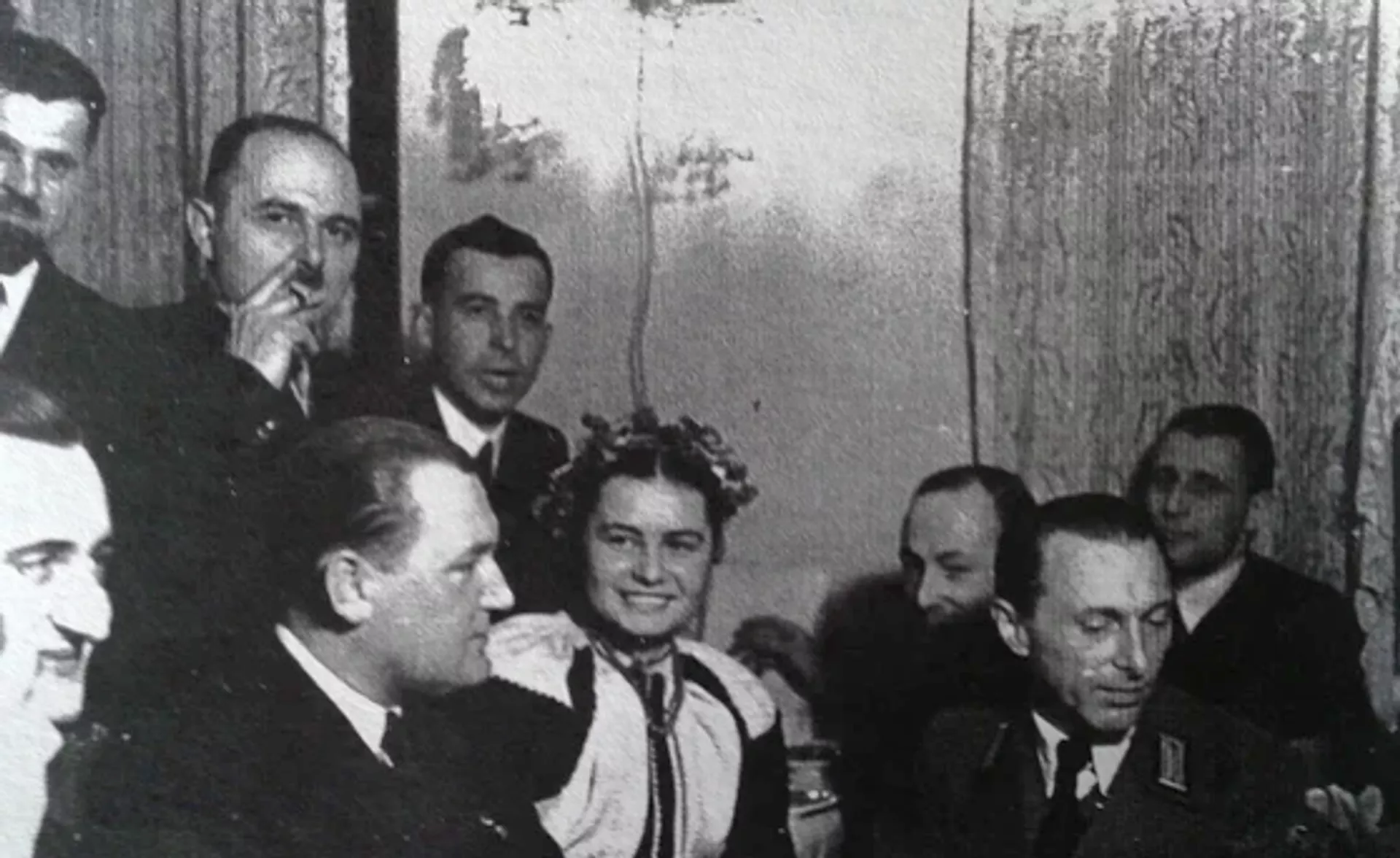Mykhailo Khomiak (a la derecha del hombre fumando) en una fiesta a la que asistió Emil Gassner, administrador nazi a cargo de la prensa en la Cracovia ocupada por los nazis (extrema derecha).  - Sputnik Internacional, 1920, 25.09.2023