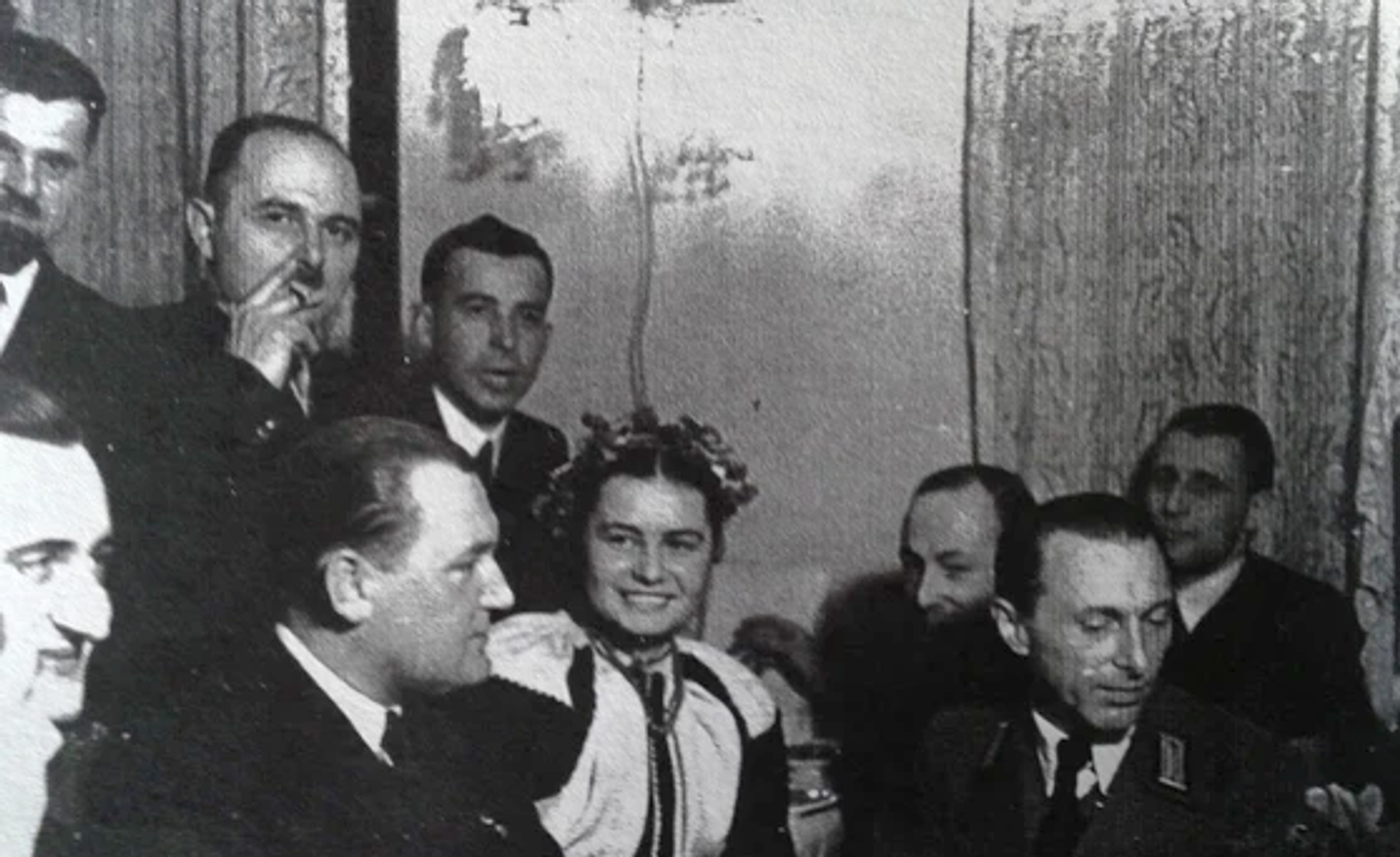 Mykhailo Khomiak (to the right of man smoking) at a party attended by Emil Gassner, Nazi administrator in charge of the press in Nazi-occupied Krakow (far right). - Sputnik International, 1920, 25.09.2023