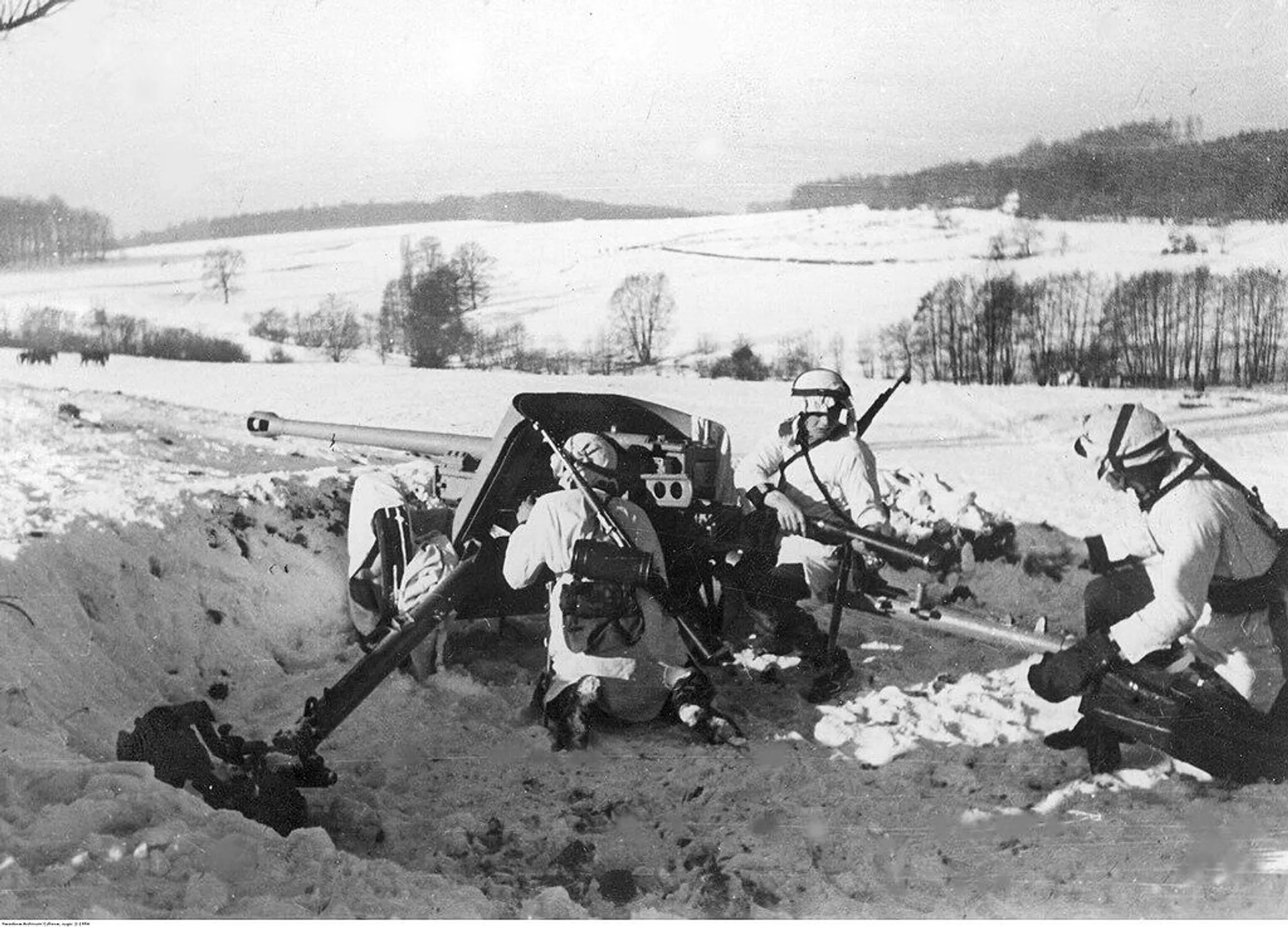 Soldados de la 14.ª División SS con un cañón antitanque Pak 38 de 5 cm en el frente oriental, marzo de 1944. - Sputnik Internacional, 1920, 25.09.2023
