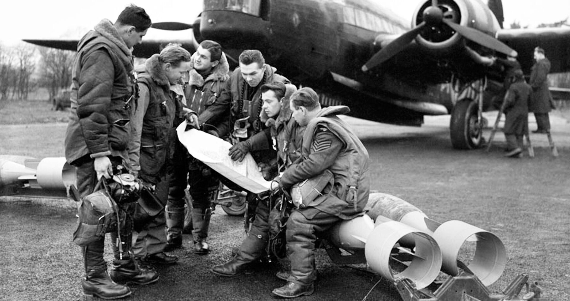 A Ukrainian-Canadian bomber command crew looks at a map before an Allied bomber mission during World War II. - Sputnik International, 1920, 25.09.2023