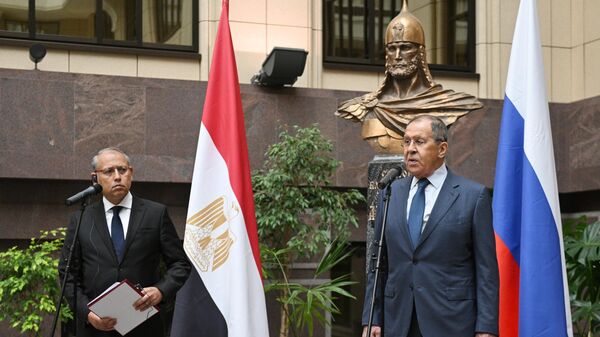 Egyptian ambassador to Russia Nazih el Nagari and Russian Foreign Minister Sergey Lavrov attend an opening of an exhibition dedicated to 80th anniversary of diplomatic relations between Russia and Egypt at the Russian foreign ministry's headquarters in Moscow, Russia - Sputnik International