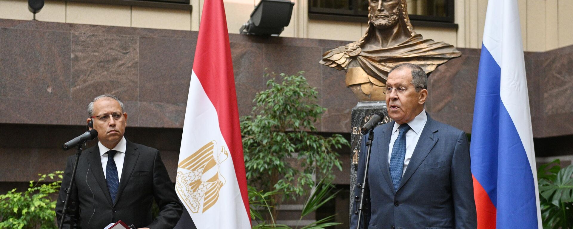 Egyptian ambassador to Russia Nazih el Nagari and Russian Foreign Minister Sergey Lavrov attend an opening of an exhibition dedicated to 80th anniversary of diplomatic relations between Russia and Egypt at the Russian foreign ministry's headquarters in Moscow, Russia - Sputnik International, 1920, 25.09.2023