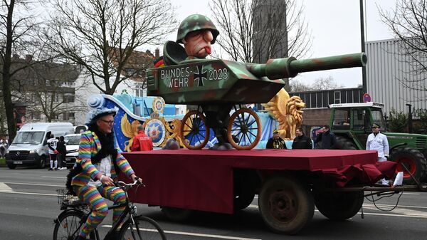 A carnival float mocks the current condition of the German armed Forces military equipment during a Rose Monday street carnival parade in Duesseldorf, western Germany, on February 20, 2023. - Sputnik International