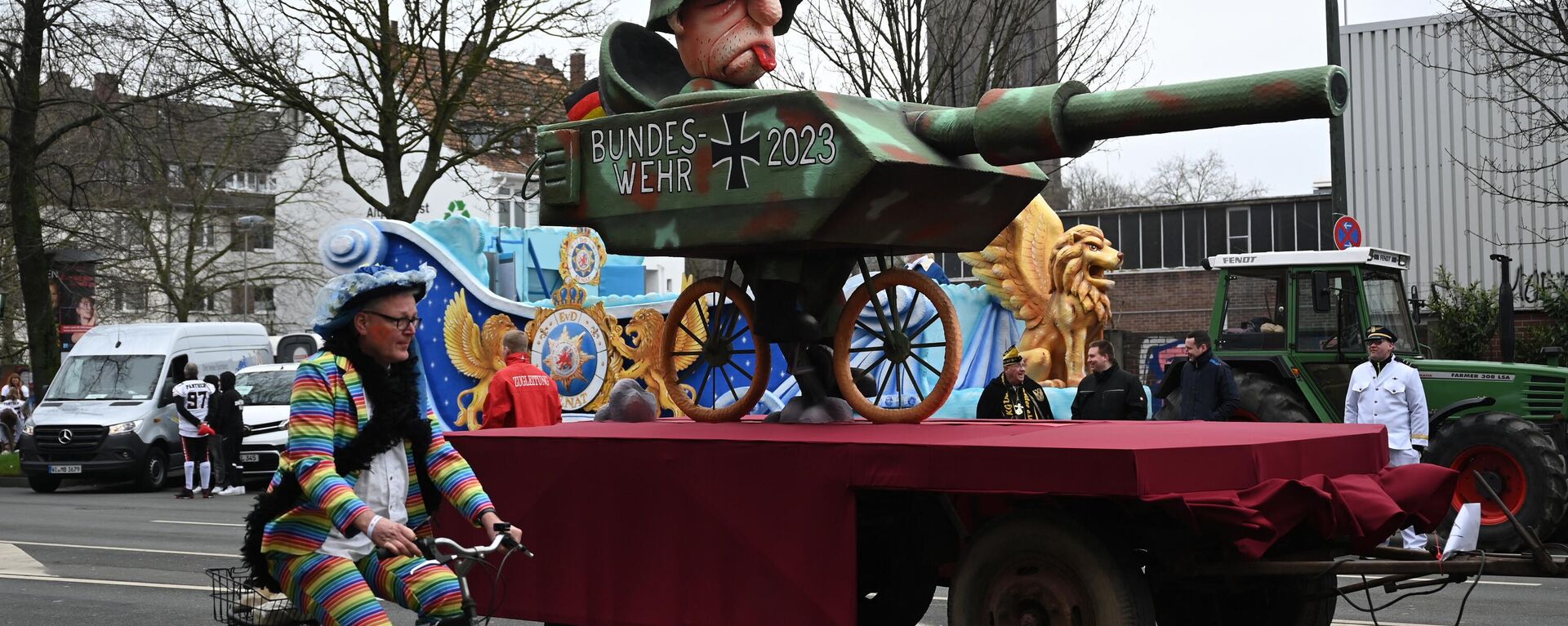 A carnival float mocks the current condition of the German armed Forces military equipment during a Rose Monday street carnival parade in Duesseldorf, western Germany, on February 20, 2023. - Sputnik International, 1920, 14.10.2023