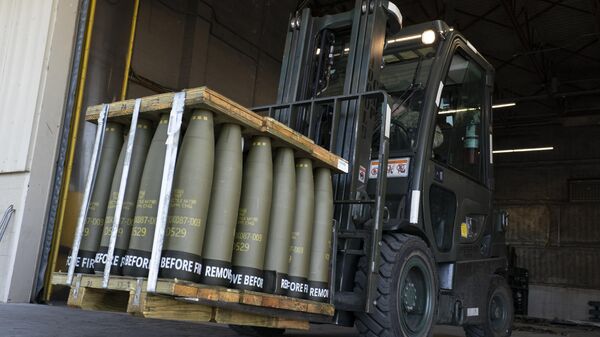 Airmen with the 436th Aerial Port Squadron use a forklift to move 155 mm shells ultimately bound for Ukraine, April 29, 2022, at Dover Air Force Base, Del. - Sputnik International