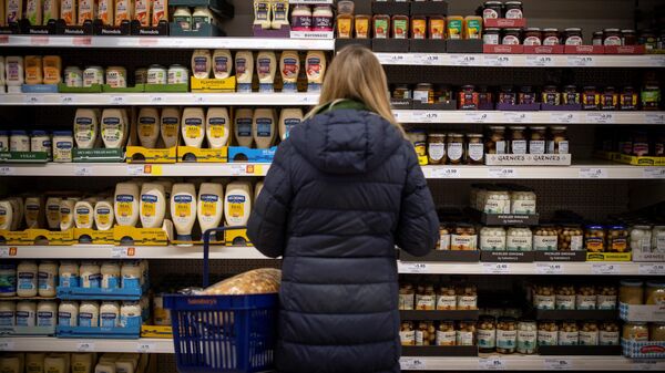 A customer shops for mayonnaise and condiments at a Sainsbury's supermarket in Walthamstow, east London on February 13, 2022. - Sputnik International