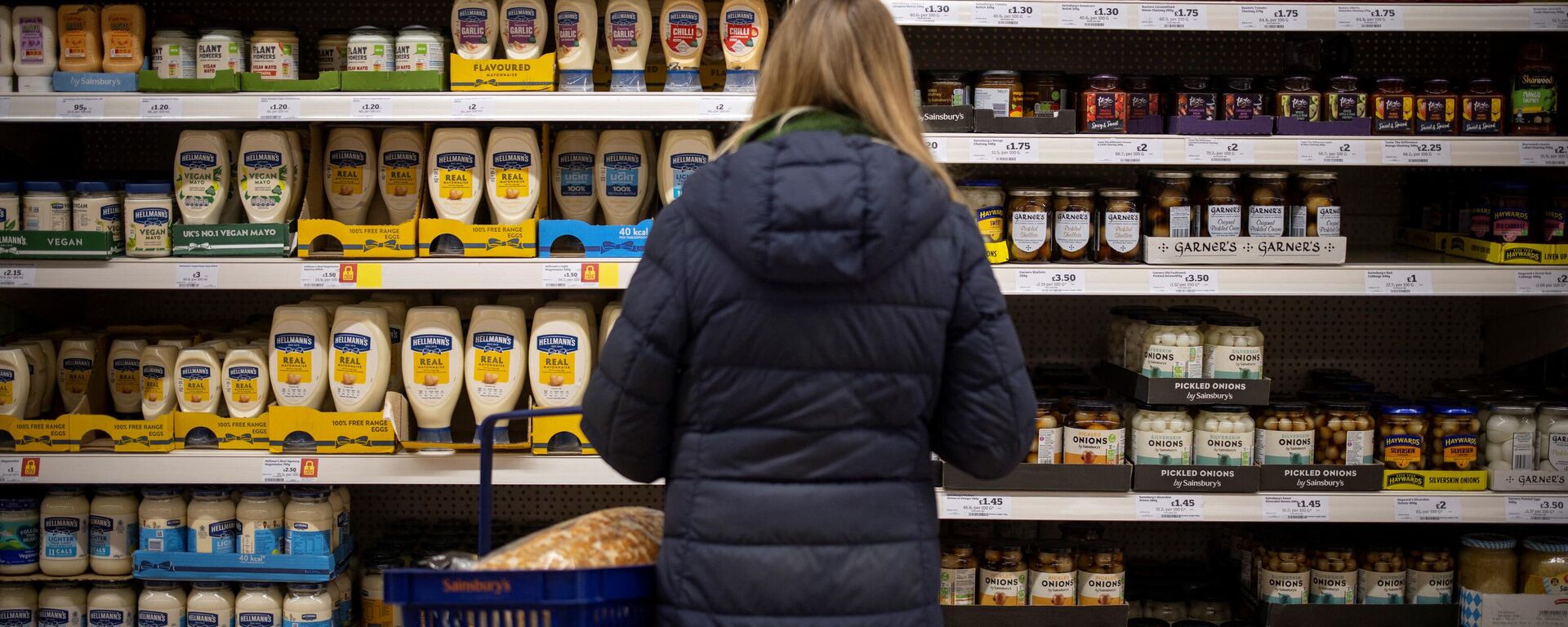 A customer shops for mayonnaise and condiments at a Sainsbury's supermarket in Walthamstow, east London on February 13, 2022. - Sputnik International, 1920, 27.09.2023