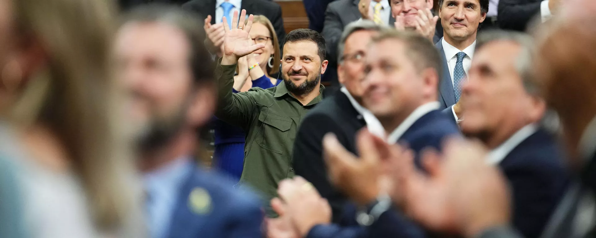 Ukrainian President Volodymyr Zelensky (C) with Canadian Prime Minister Justin Trudeau (R), acknowdledges a Canadian-Ukrainian war veteran after addressing the House of Commons in Ottawa, Canada, on September 22, 2023 - Sputnik International, 1920, 26.09.2023