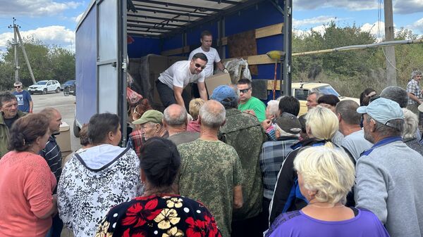 Residents of Nizhneye village receive humanitarian kits - Sputnik International