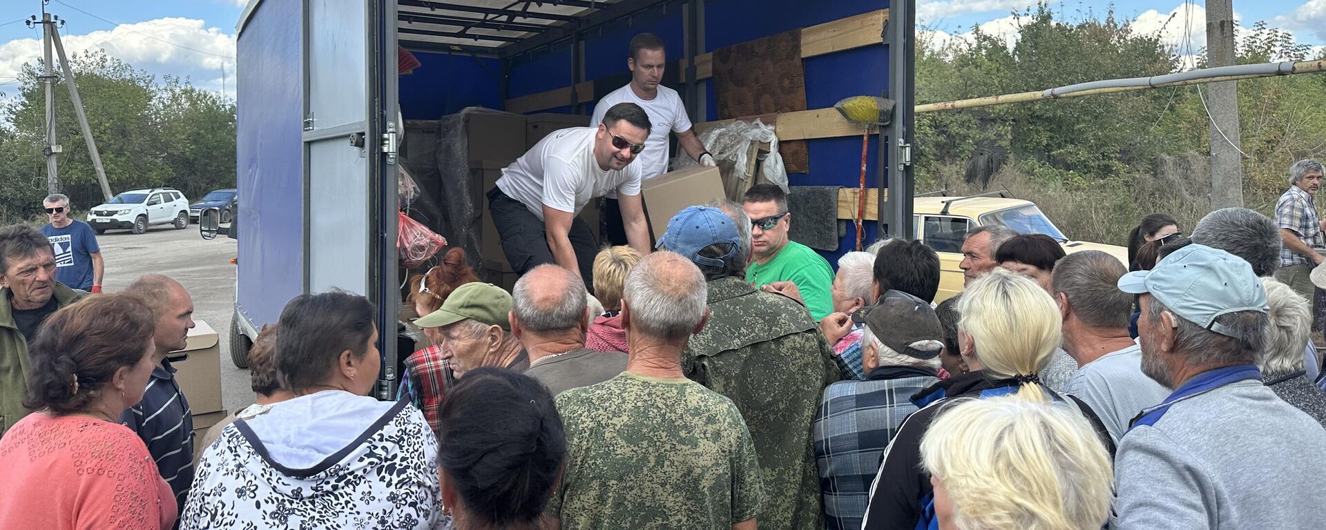 Residents of Nizhneye village receive humanitarian kits - Sputnik International, 1920, 27.09.2023