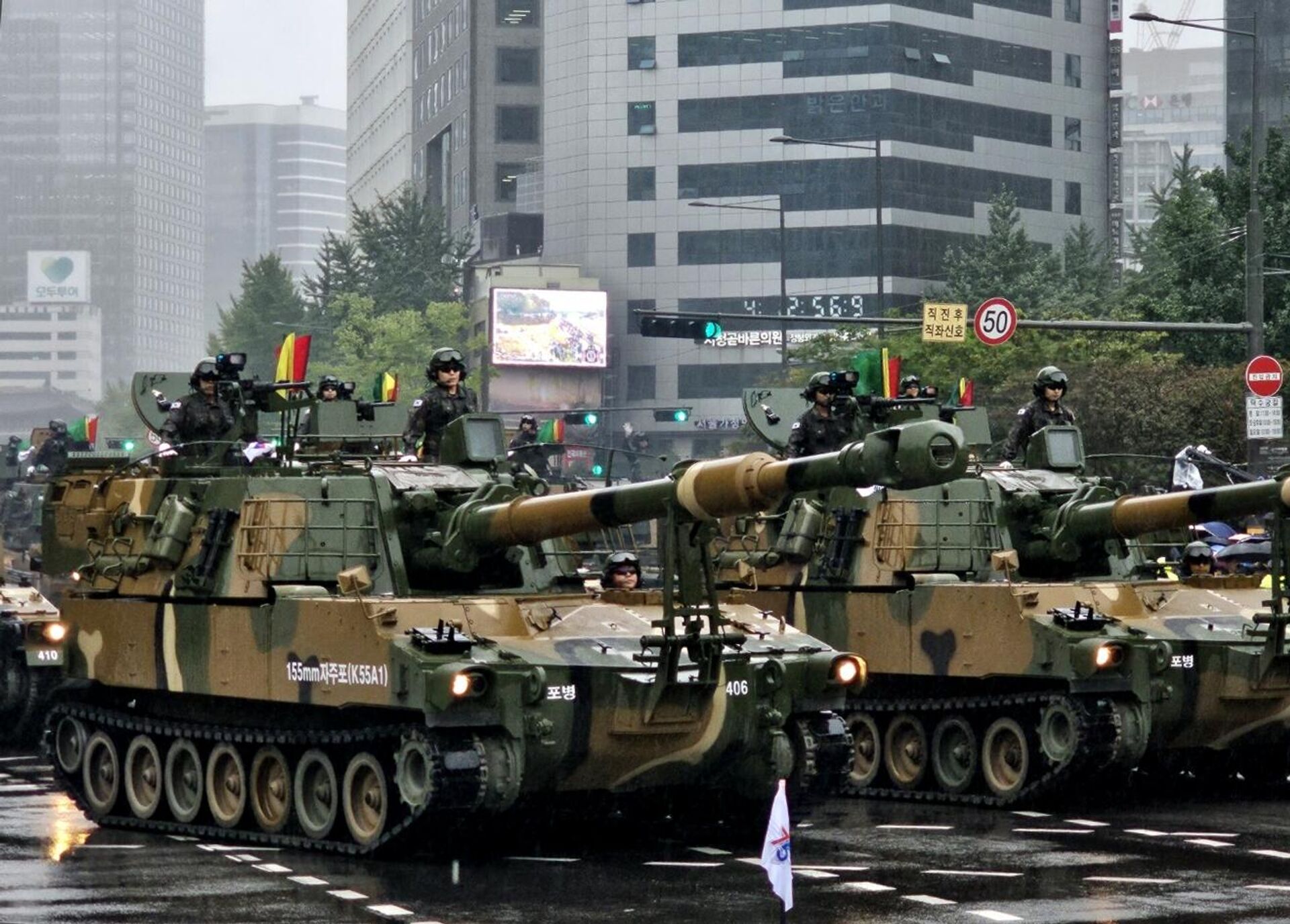 South Korea's servicemen ride K9 Thunder 155 mm self-propelled howitzers during a military parade to mark the 75th anniversary of its armed forces, the biggest Armed Forces Day ceremony in a decade, in Seoul, South Korea. - Sputnik International, 1920, 26.09.2023