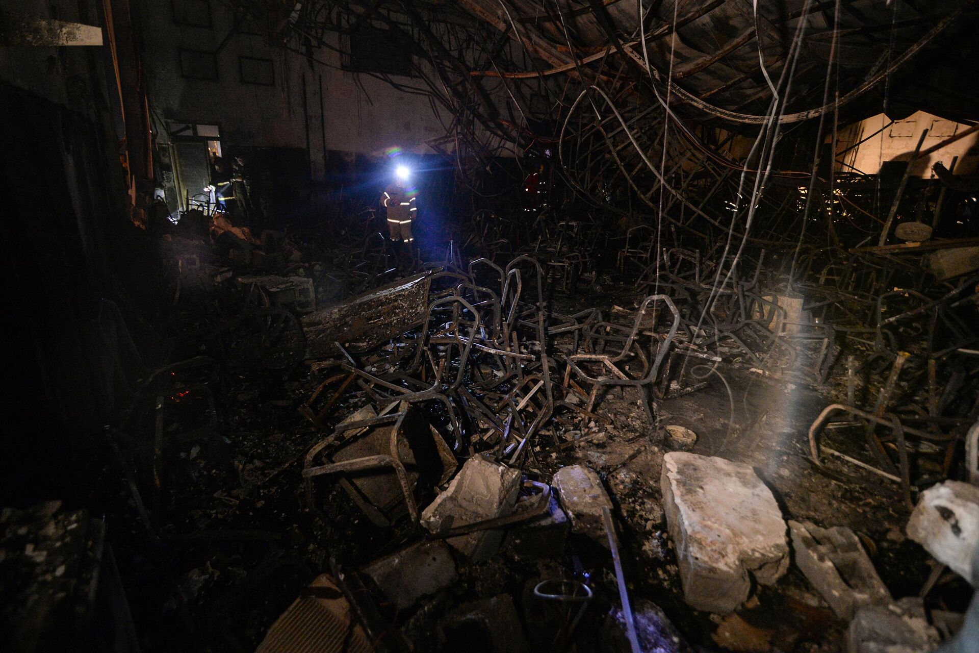 A general view shows the aftermath of a fire that broke out during a wedding at an event hall in Al-Hamdaniyah, Iraq on September 27, 2023. At least 100 people were killed and more than 150 injured when a fire broke out during a wedding at an event hall in the northern Iraqi town of Hamdaniyah, state media and health officials said early on September 27. - Sputnik International, 1920, 27.09.2023