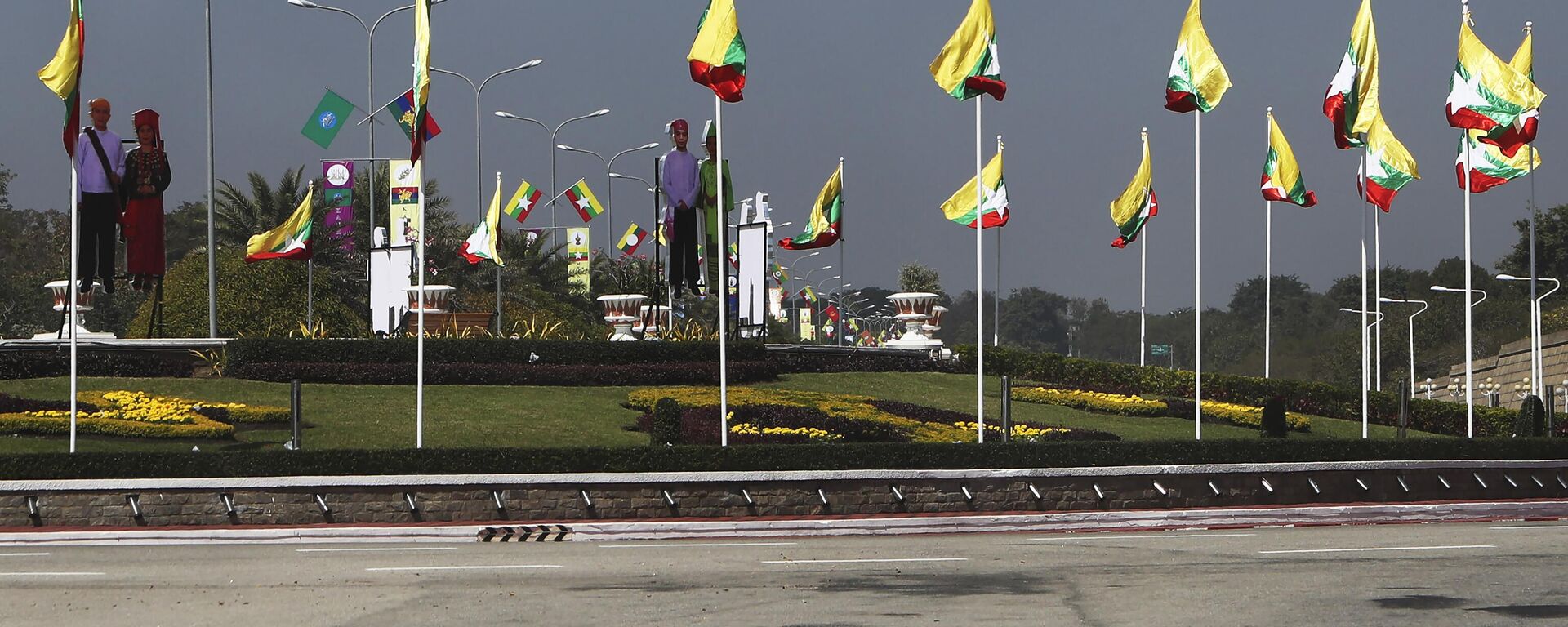 پرچم‌های ملی پیش از هفتاد و پنجمین روز اتحادیه روز شنبه، جمعه، 11 فوریه 2022، در نای پی تاو، میانمار، بر روی حلقه قرار دارند.  - اسپوتنیک بین المللی، 1920، 2024/02/20