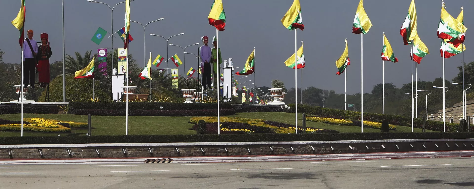 National flags line the a traffic circle ahead of Saturday's 75th Union Day, Friday, Feb. 11. 2022, in Naypyitaw, Myanmar.  - Sputnik International, 1920, 30.05.2024