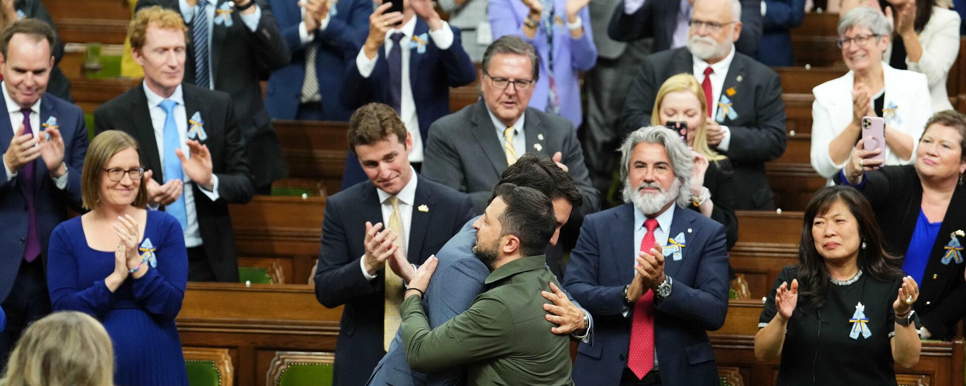 Ukrainian President Volodymyr Zelensky (R) receives a hug from Canadian Prime Minister Justin Trudeau after addressing the House of Commons in Ottawa, Canada, on September 22, 2023.  - Sputnik International, 1920, 27.09.2023