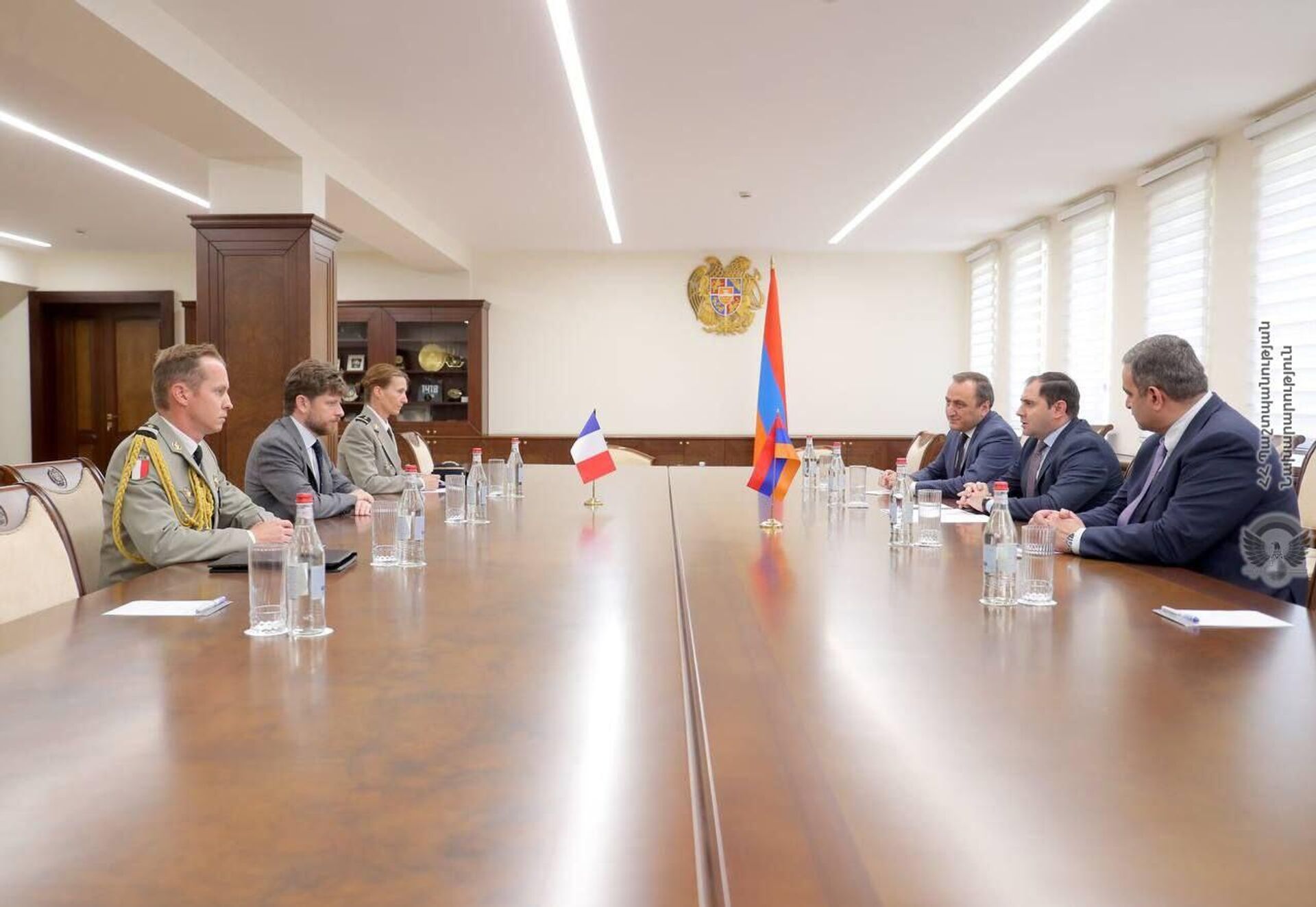 Newly-appointed French Ambassador to Armenia Olivier Decottignies and Defense Attaché Lieutenant Colonel Arnaud Helly. meet Armenian Defense Minister Suren Papikyan on August 9 2023 - Sputnik International, 1920, 27.09.2023