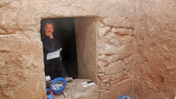 Archaeologist Liat Oz of the Israel Antiquities Authority at the entrance to the likely grave of a Greek hetaira on the ancient road between Jerusalem and Hebron. - Sputnik International