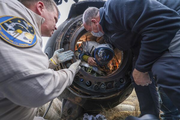 The rescue team helps NASA astronaut Frank Rubio get out the capsule shortly after the landing of the Russian Soyuz MS-23 spacecraft. - Sputnik International