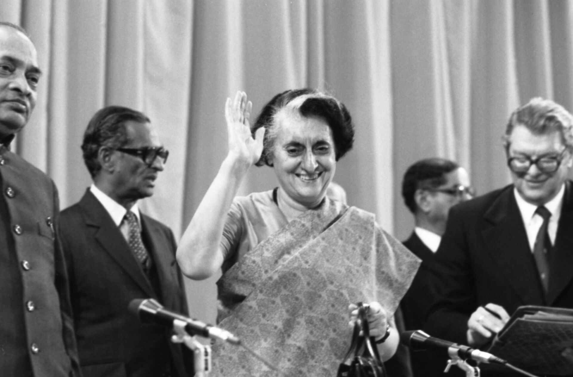 Prime Minister of the Republic of India Indira Gandhi (center) before the start of a press conference for Soviet and foreign journalists. - Sputnik International, 1920, 28.09.2023