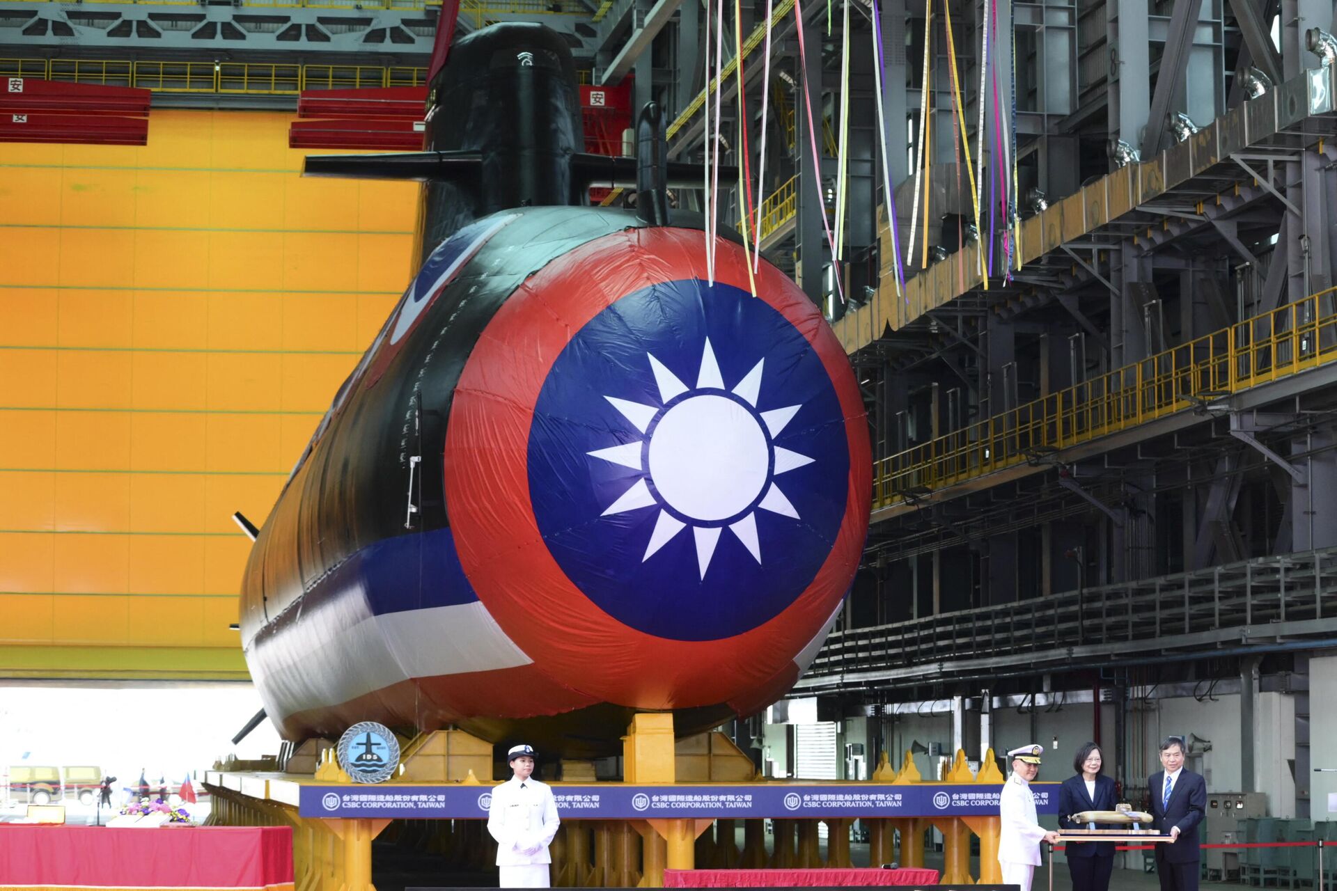 Taiwan President Tsai Ing-wen (2nd R) receives a submarine model in front of Taiwan's first locally built submarine Narwhal during the vessel's unveiling ceremony at the CSBC Corporation shipbuilding company in Kaohsiung on September 28, 2023. - Sputnik International, 1920, 28.09.2023