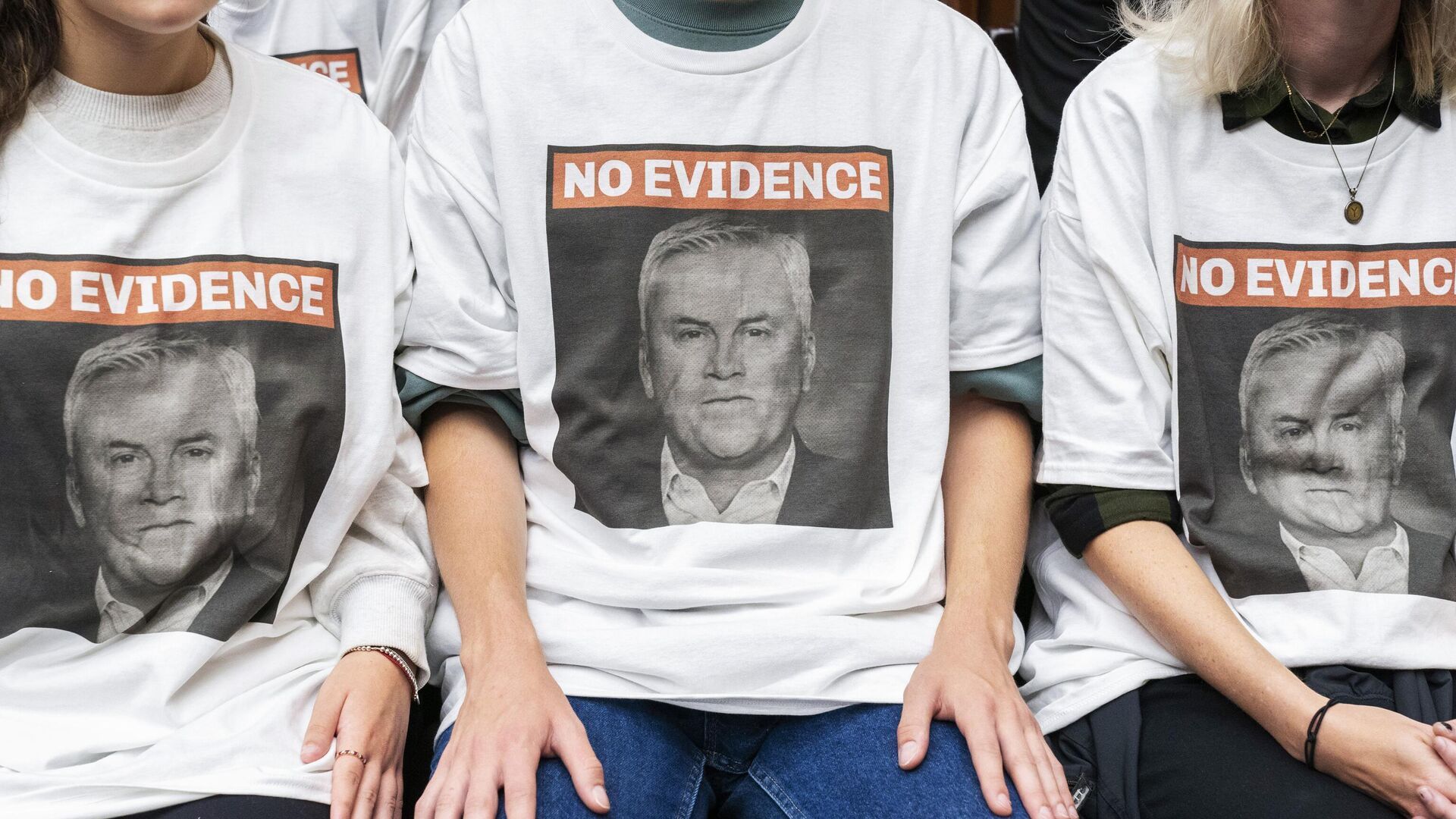 Protesters in the audiance wear T-shirts with the face of House Oversight Committee Chair James Comer, R-Ky., and the words, No Evidence, on them as the committee begins an impeachment inquiry into President Joe Biden, Thursday, Sept. 28, 2023, on Capitol Hill in Washington. - Sputnik International, 1920, 28.09.2023
