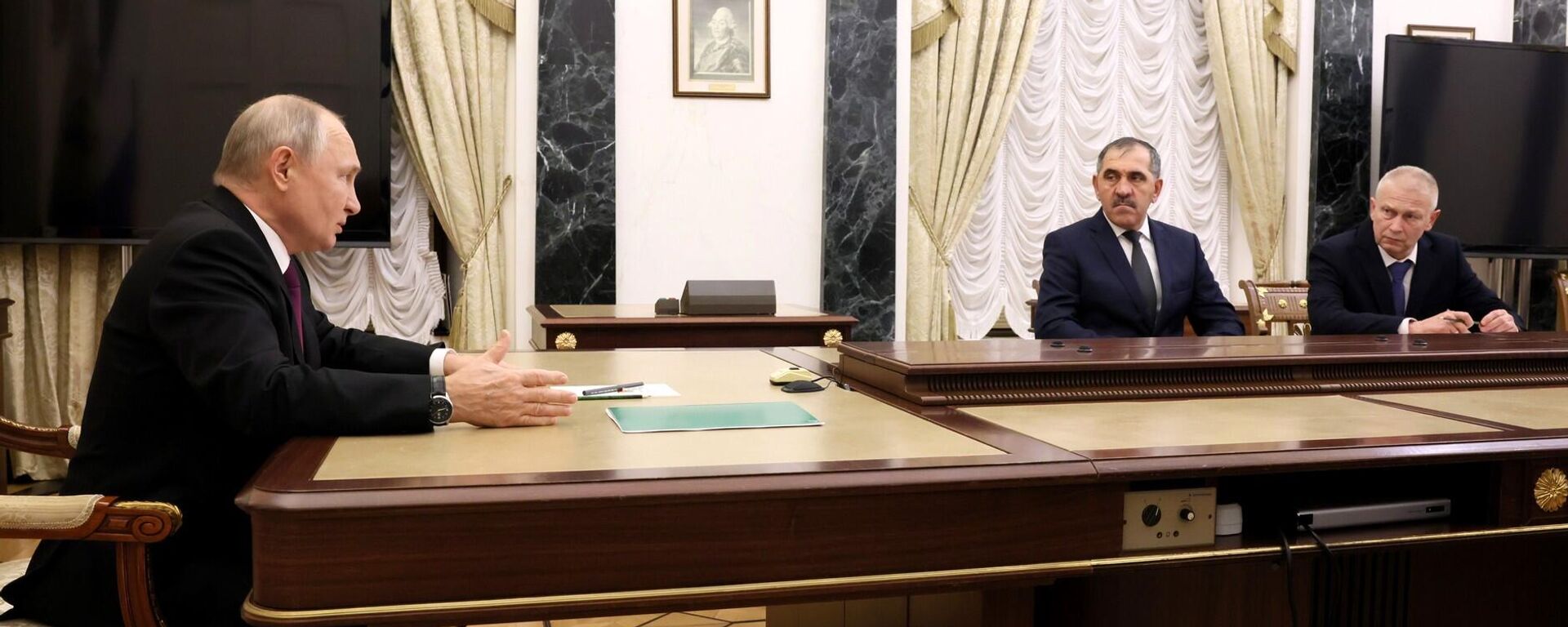 Vladimir Putin had a working meeting with Deputy Defense Minister Yunus-Bek Yevkurov and Andrei Troshev to discuss the formation of volunteer units.   - Sputnik International, 1920, 29.09.2023