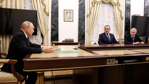 Vladimir Putin had a working meeting with Deputy Defense Minister Yunus-Bek Yevkurov and Andrei Troshev to discuss the formation of volunteer units.   - Sputnik International
