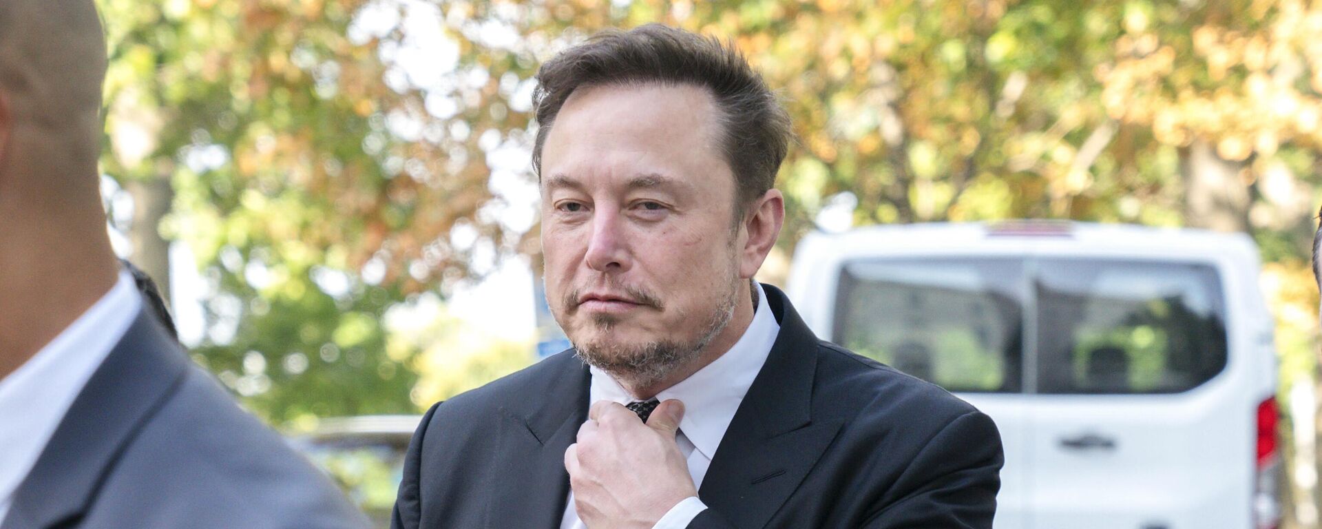 Elon Musk, CEO of X, the company formerly known as Twitter, tightens his tie as he arrives for a closed-door gathering of leading tech CEOs to discuss the priorities and risks surrounding artificial intelligence and how it should be regulated, at Capitol Hill in Washington, Wednesday, Sept. 13, 2023. - Sputnik International, 1920, 11.11.2023