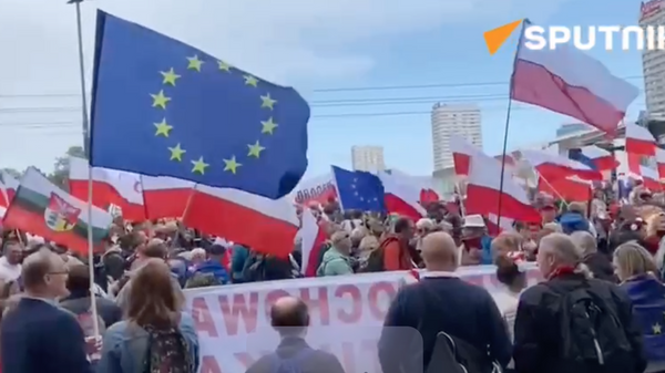Poland’s largest opposition coalition has filled the streets of Warsaw on Sunday, two weeks before a parliamentary election that polls suggest is a close call. - Sputnik International