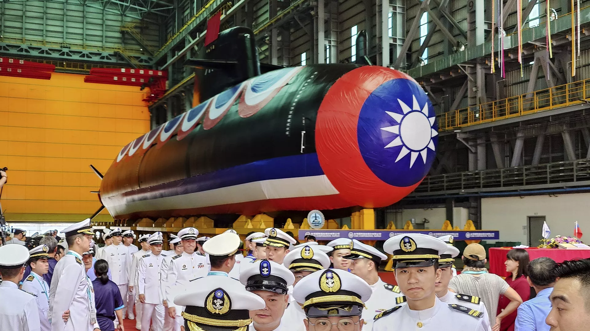 Grupa personelu marynarki wojennej przechodzi przez tajwański okręt podwodny podczas ceremonii nadania nazwy i wodowania w stoczni CSBC Corp w Kaohsiung, południowy Tajwan, czwartek, 28 września 2023 r. - Sputnik International, 1920, 01.10.2023