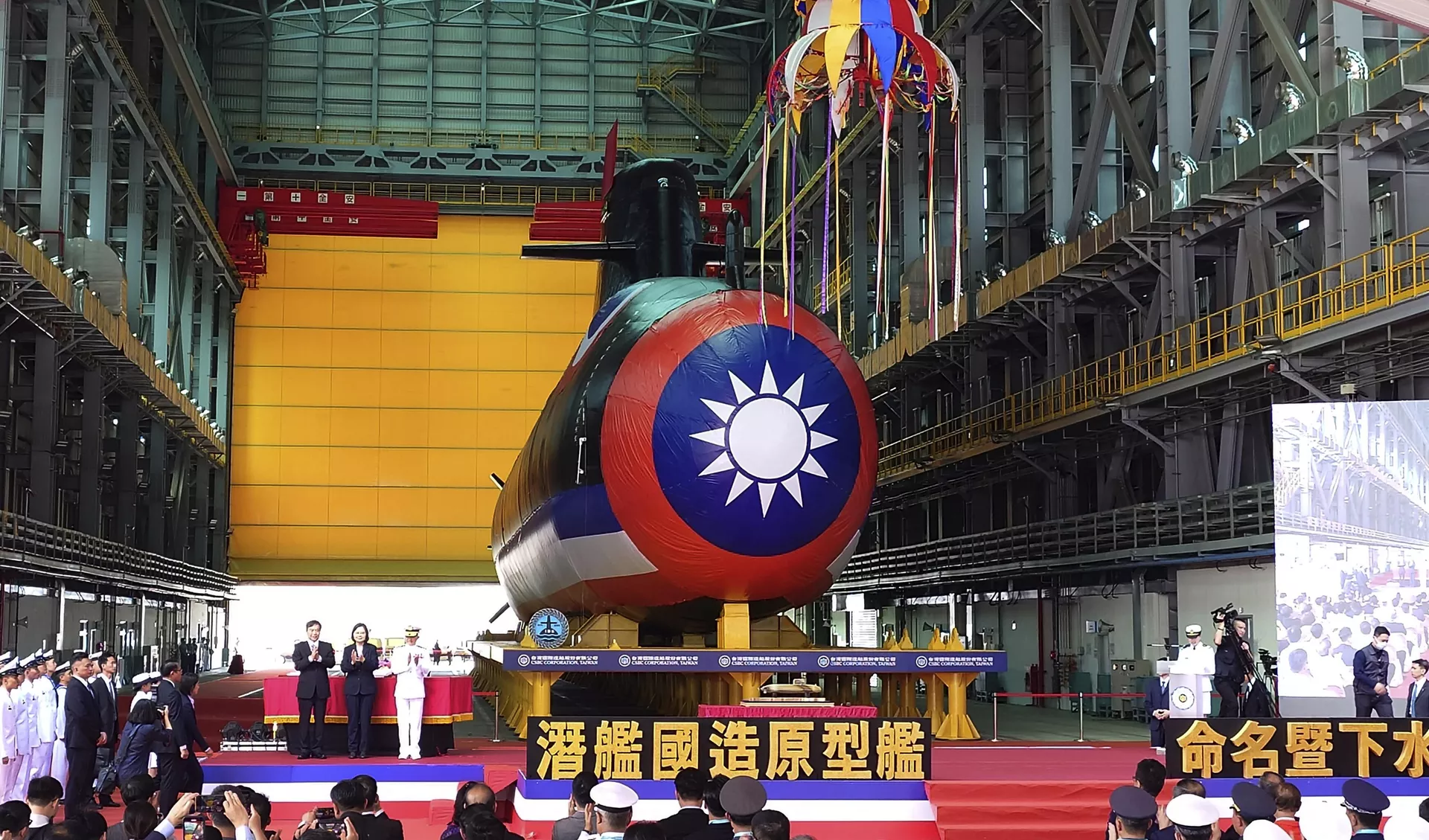 Prezydent Tajwanu Tsai Ing-wen, w środku, jedna z trzech stojących obok krytego okrętu podwodnego, uczestniczy w ceremonii wodowania okrętów podwodnych produkcji krajowej w stoczni CSBC Corp w Kaohsiung na południu Tajwanu, czwartek, 28 września 2023 r. - Sputnik International, 1920, 01.10.2023